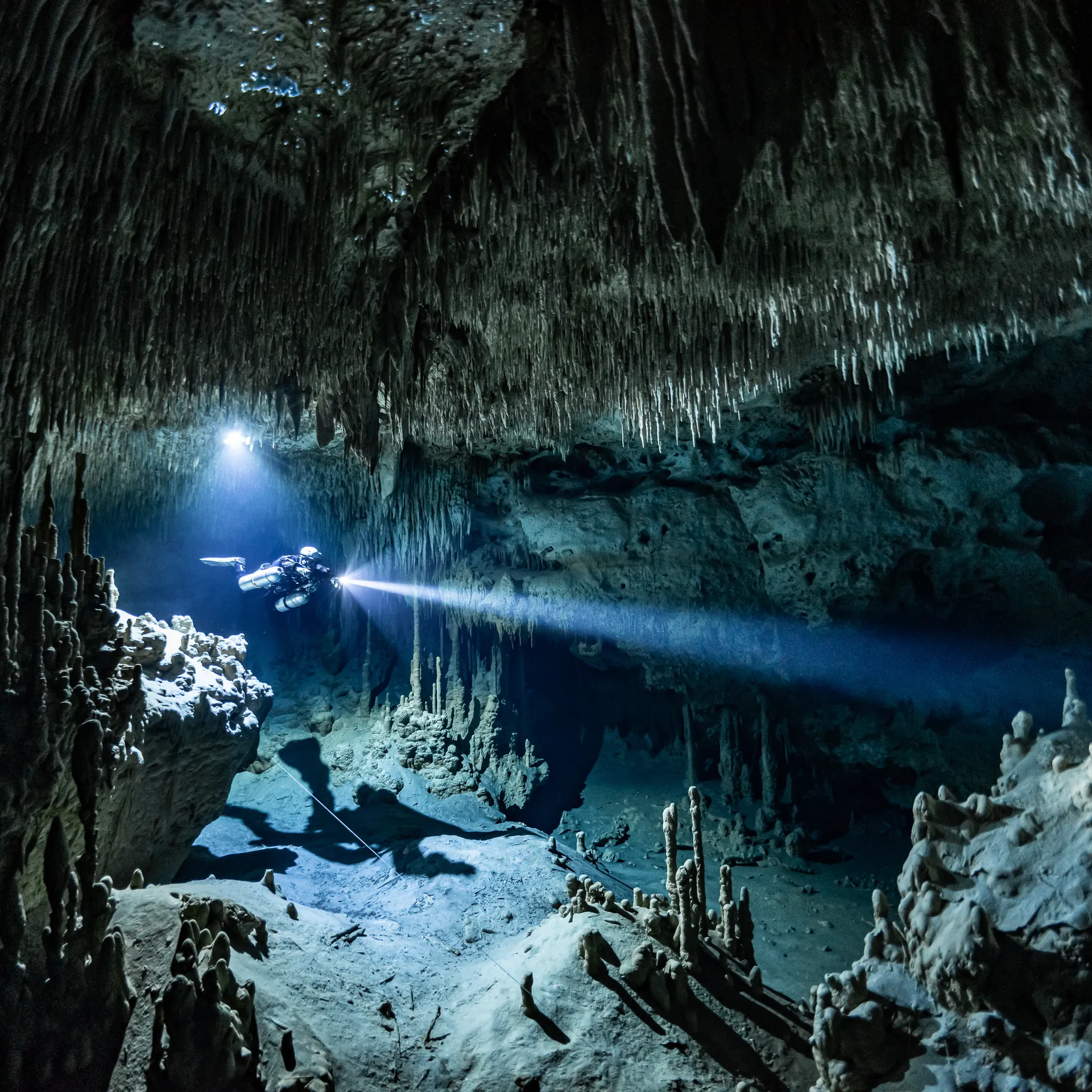Cave diving equipment configuration sidemount