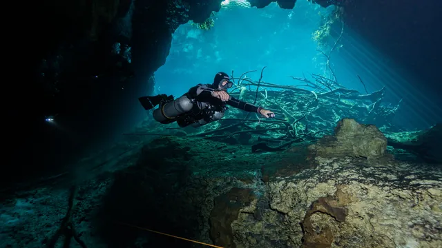 Cavern Diving light zone